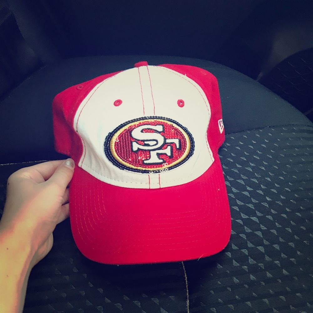 I’m selling a women’s San Francisco 49ers hat